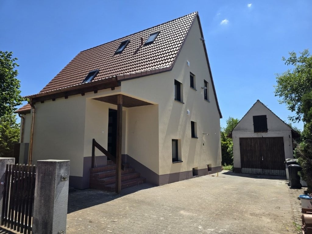 Saniertes Zweifamilienhaus in Uttenreuth mit neuer Dacheindeckung und Garage