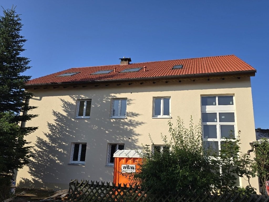 Mehrfamilienhaus mit neu gedecktem Dach und erneuerten Fenstern, Möhrendorf