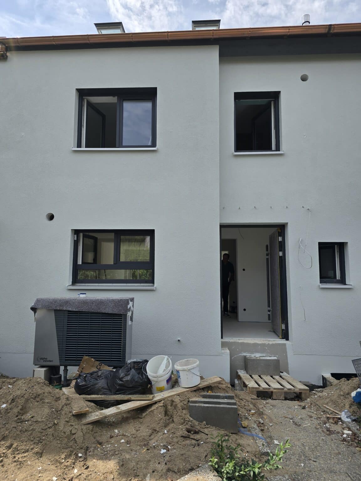 Reihenmittelhaus mit installierter Wärmepumpe während der Sanierung