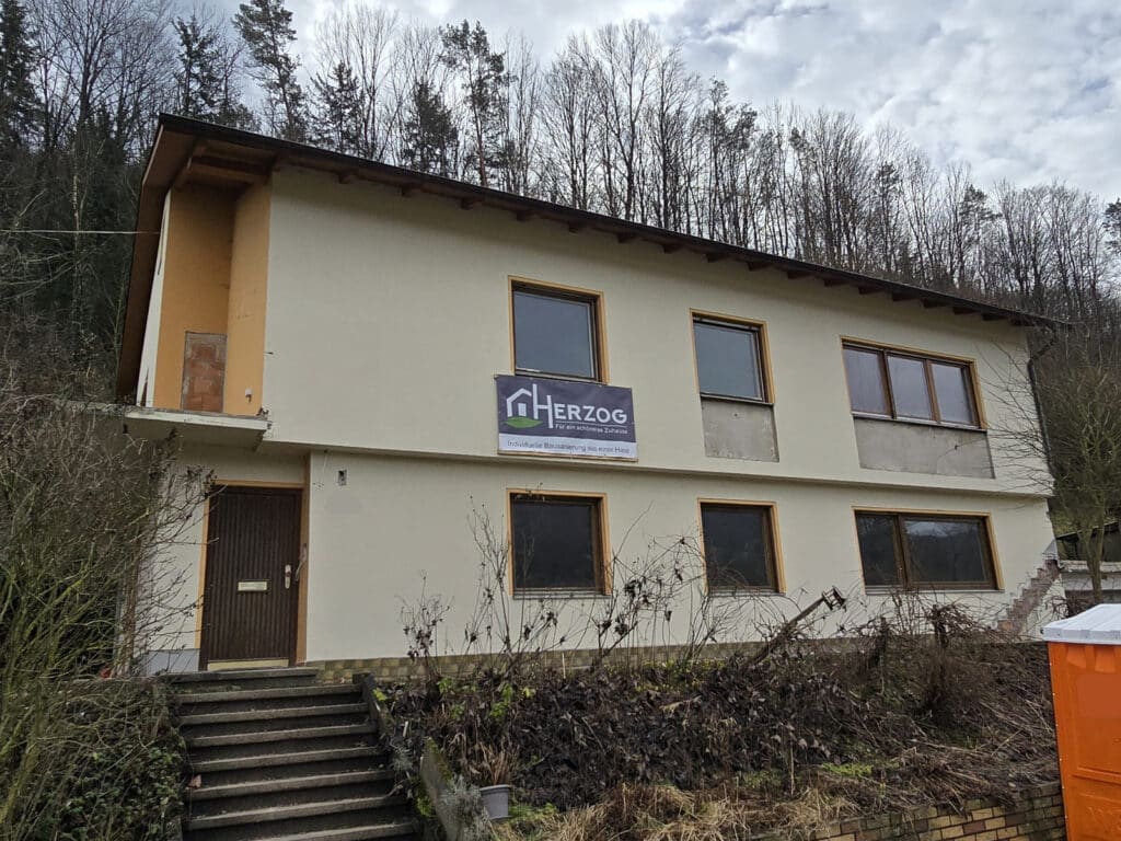 Zweifamilienhaus in Niederfellendorf vor der Komplettsanierung durch Herzog Bau