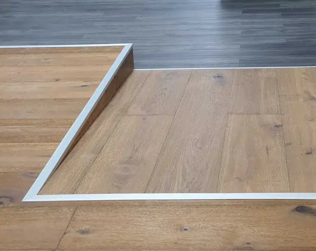 Barrierefreie Rampe aus Holzbodenbelag für stufenlosen Zugang.