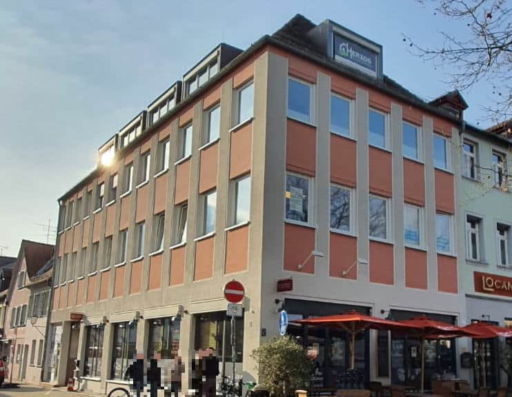 Gebäudefassade von unten nach oben Herzog-Bau Erlangen Sanierung