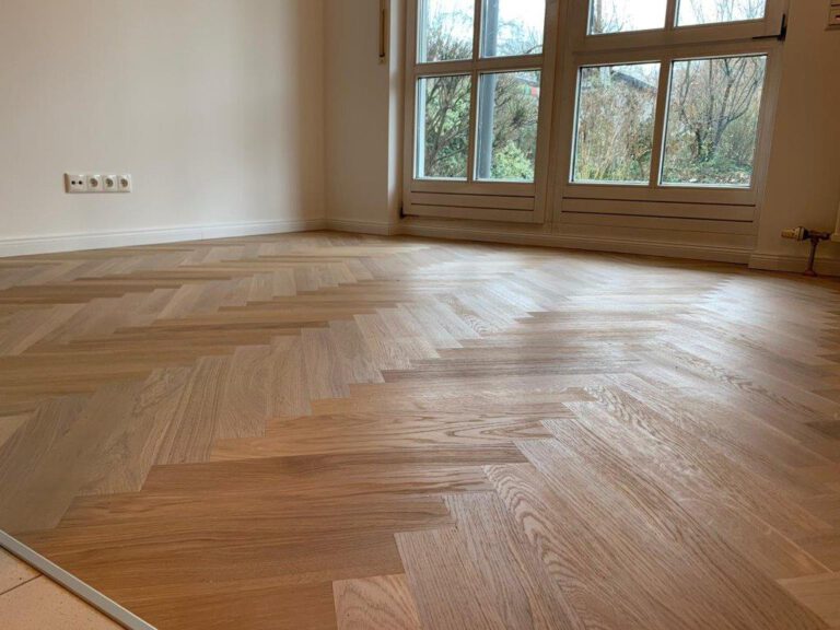 Parkettboden in Fischgrät verlegt
