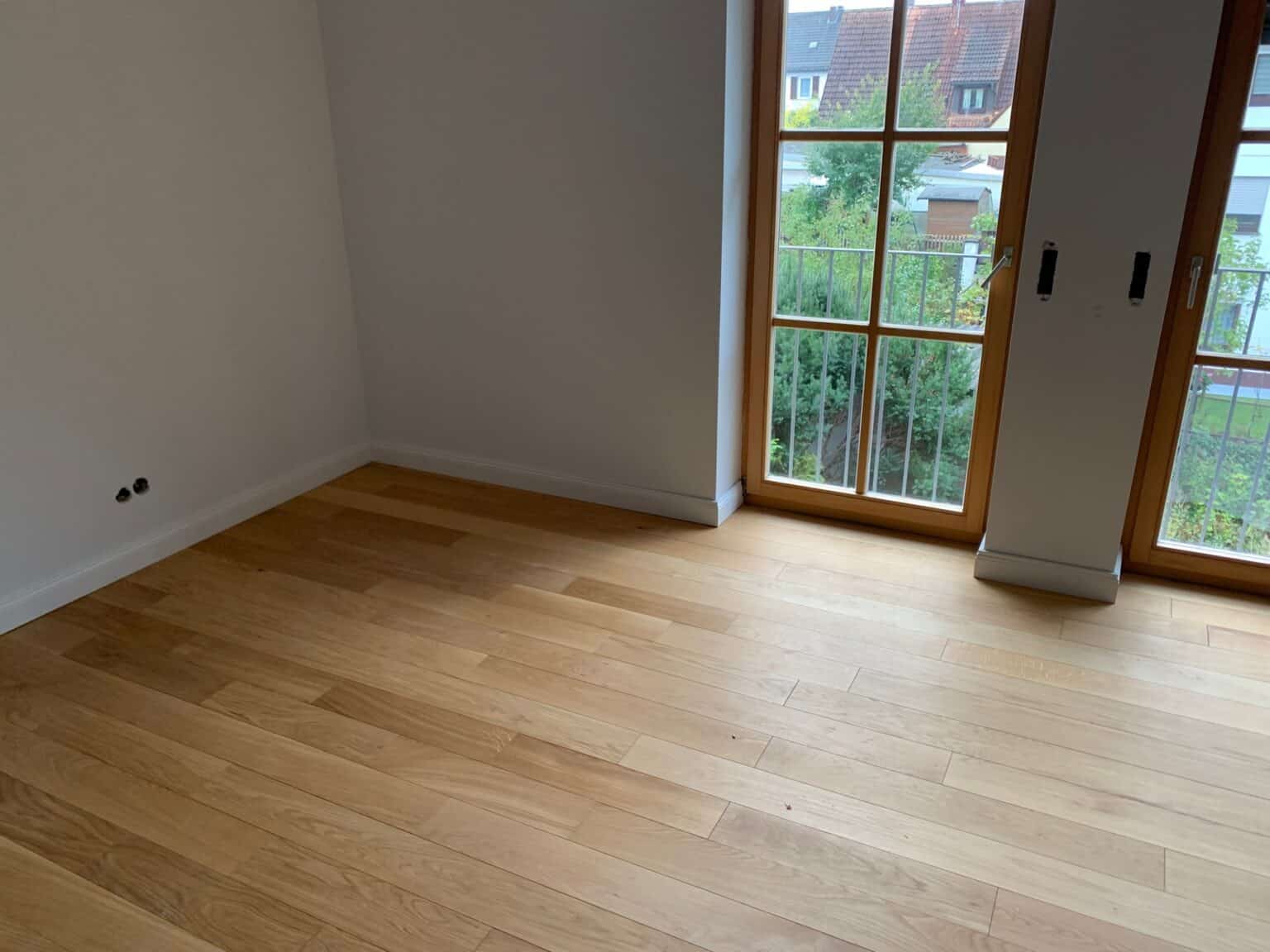 Saniertes Zimmer mit neuem Parkettboden und Fenstern in Nürnberg.