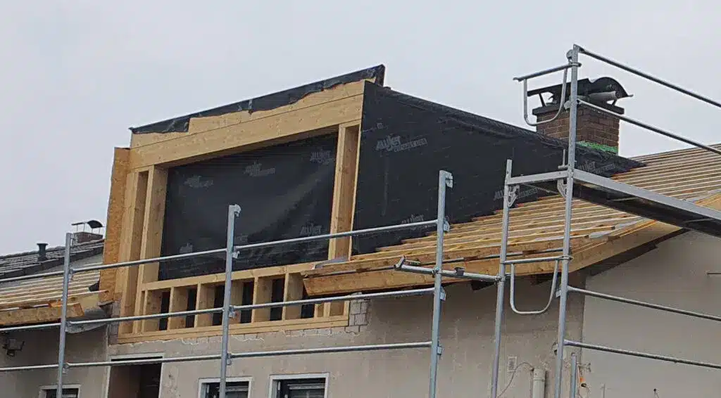 Im Bau befindliche Dachaufstockung mit Holzrahmen und Gerüst