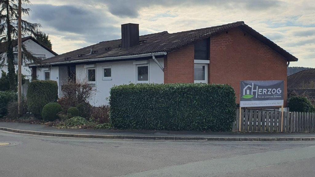 Bungalow vor der Sanierung mit Herzog Bauschild in Weisendorf