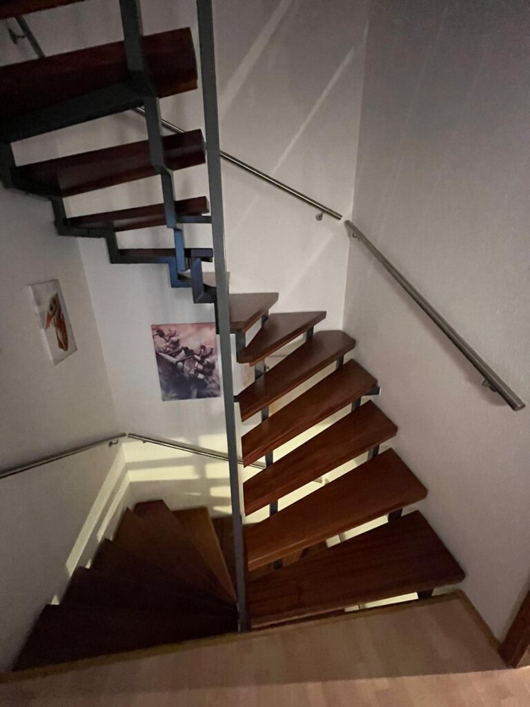 Treppenaufgang im Zweifamilienhaus in Fürth, Vach nach Teilsanierung