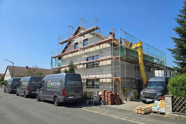 Mehrfamilienhaus während der Sanierung